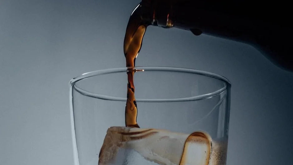 Cold Brew aus Flasche in Glas gegossen