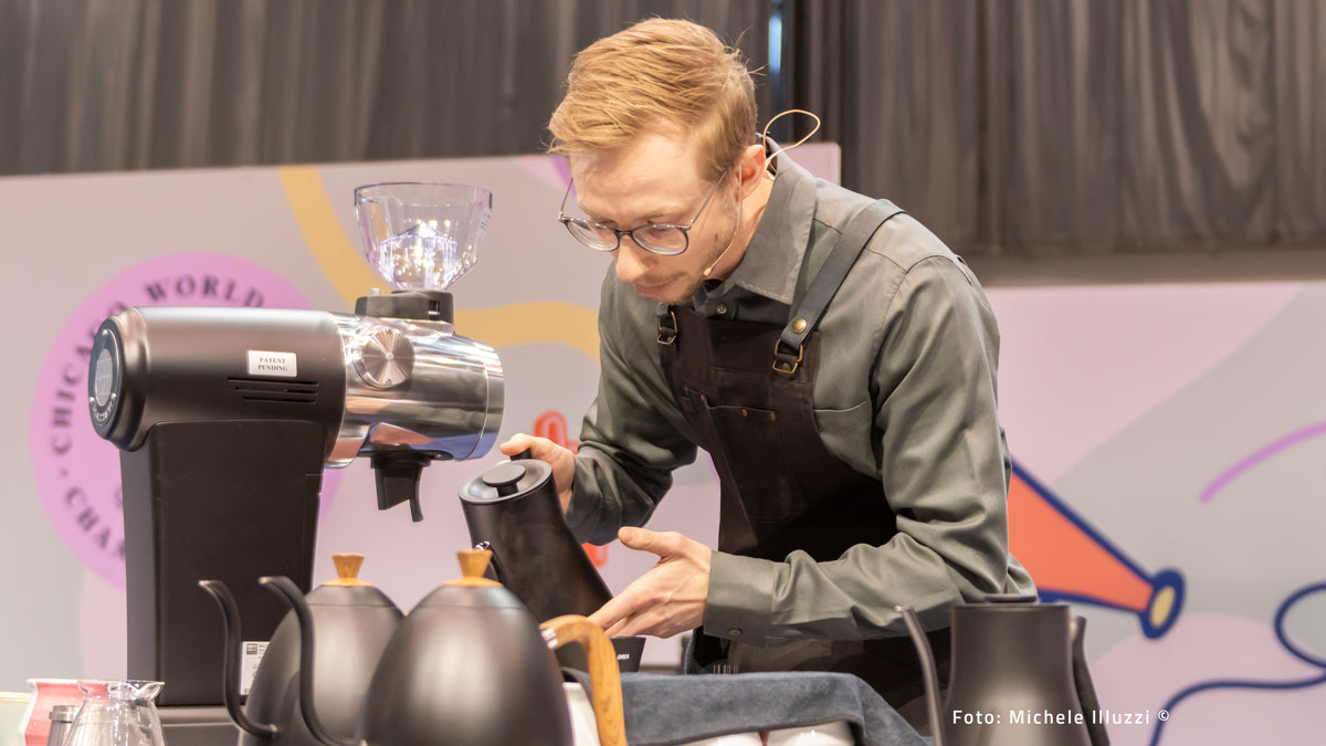 Martin Wölfl gießt Kaffee auf