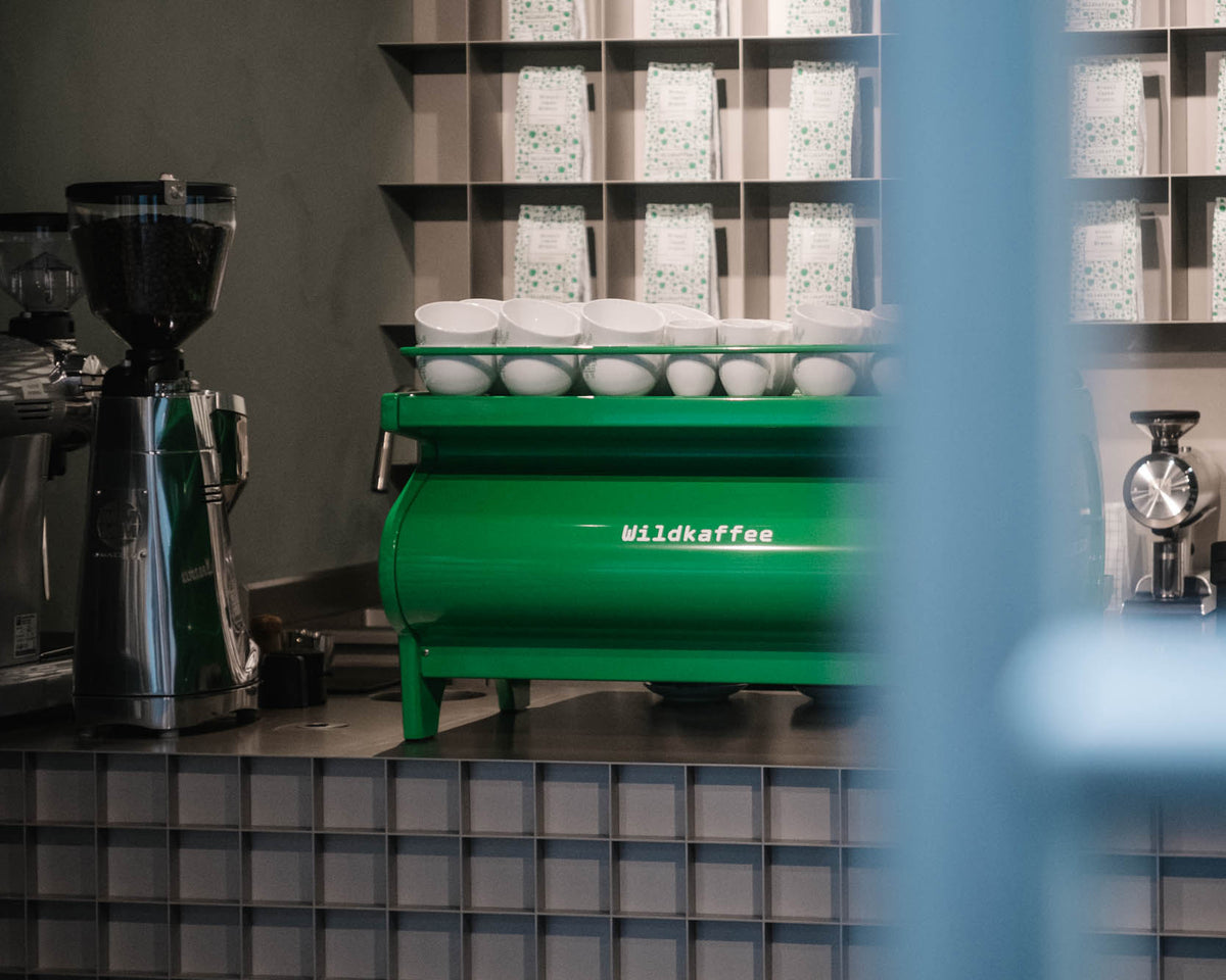 Siebträgermaschine und kaffeemühle auf dem Tresen von Wildkaffee Café am Kurpark