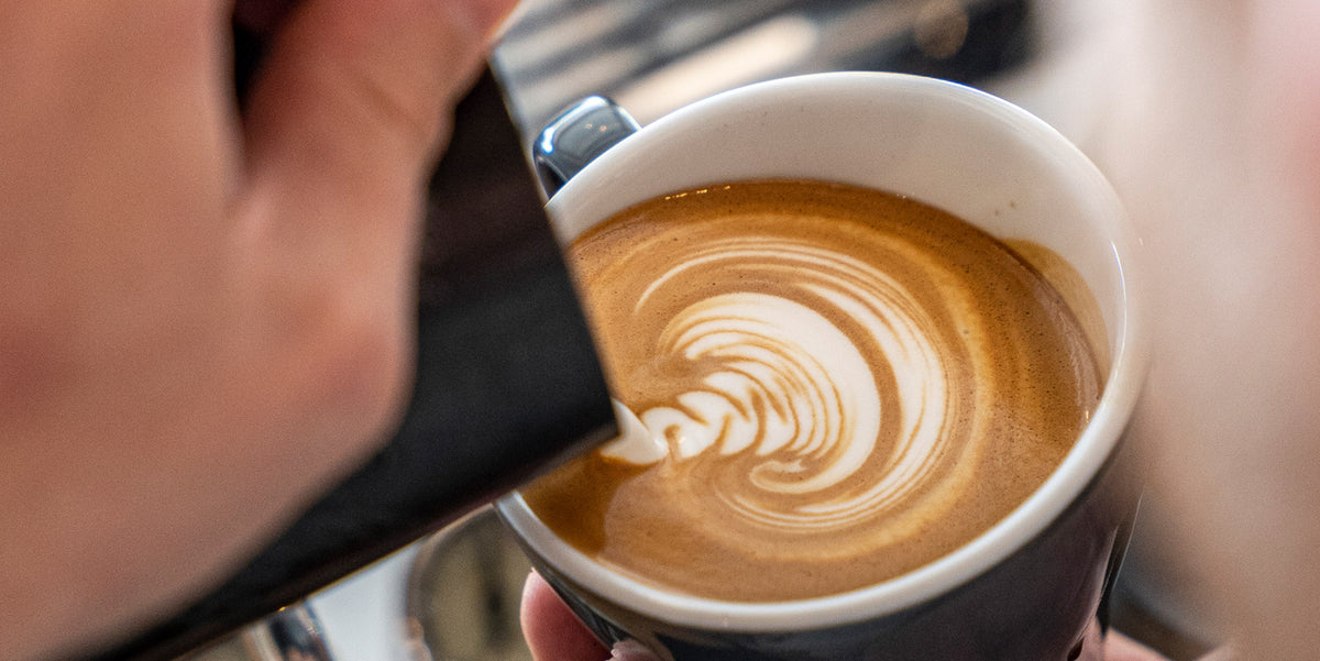Milch-giessen-zum-cappuccino-home-barista-wildkaffee