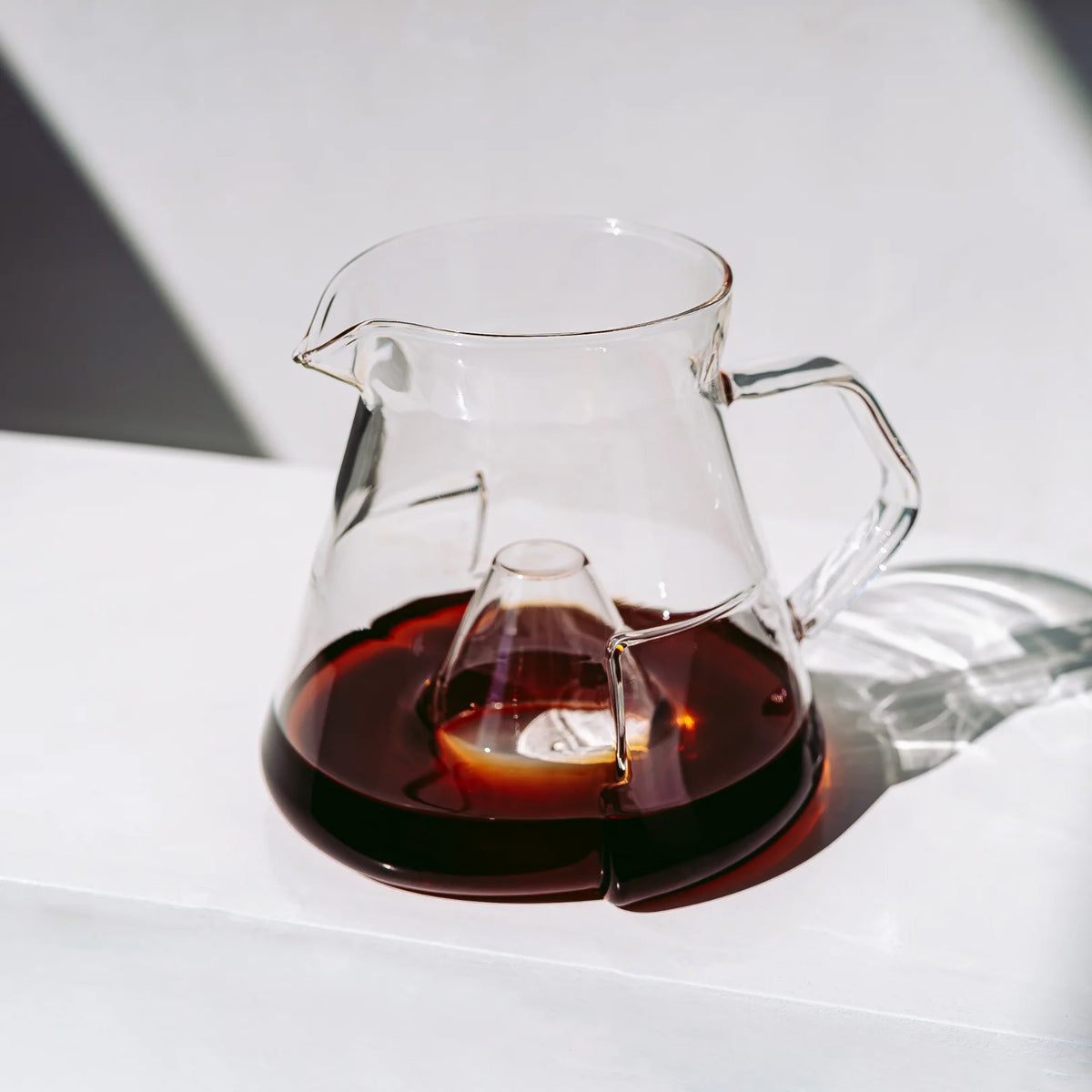 mit frischem Kaffee gefüllte Icosa Cyclone Karaffe
