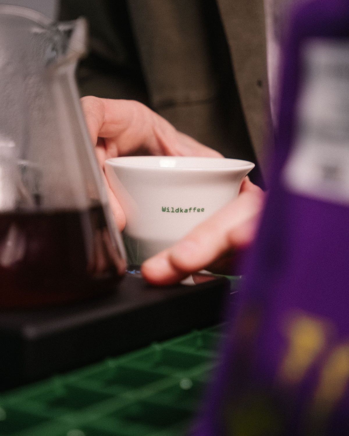 Kaffeetasse zwei Hände udn eine Kaffeekanne