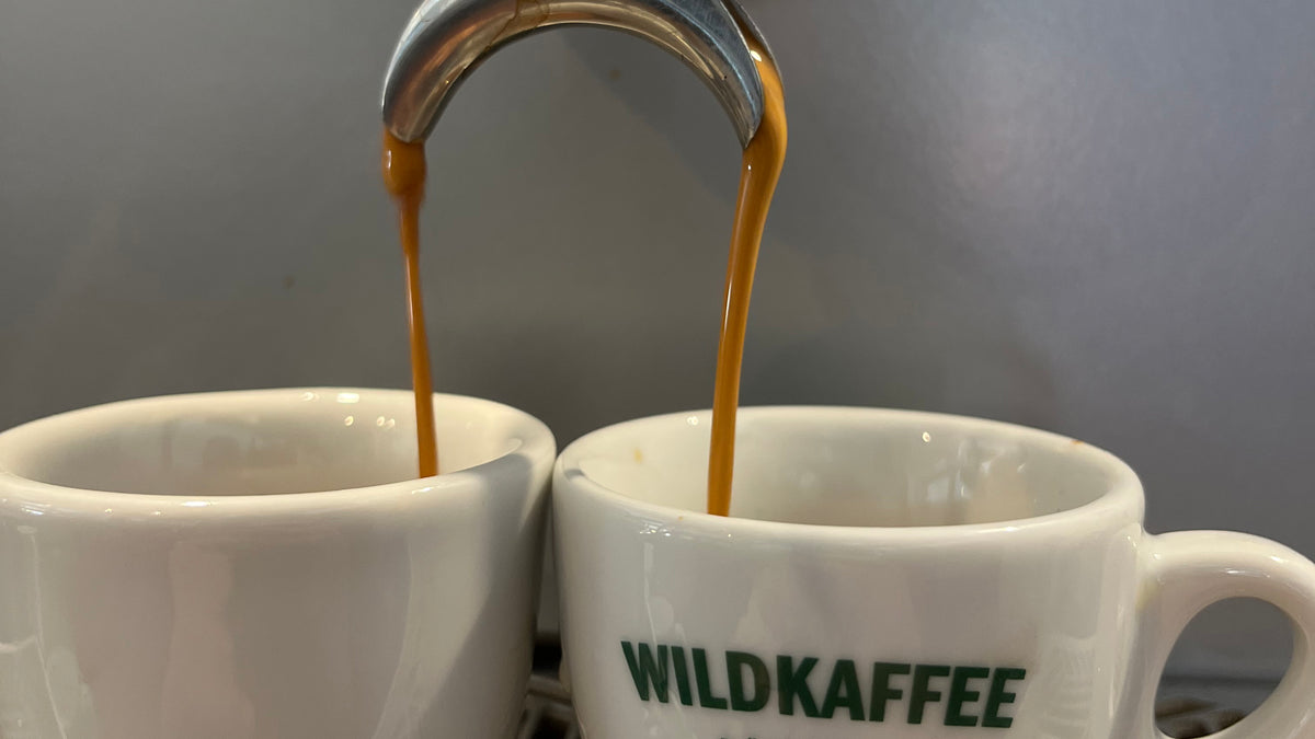 Espresso Blonding erkennen Siebträger mit Tassen Wildkaffee