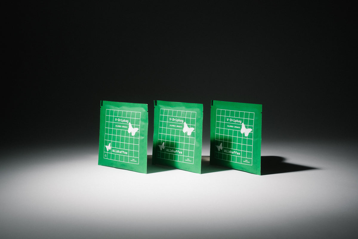 drei grüne Dripbag-Packungen nebeneinander, Halbprofil