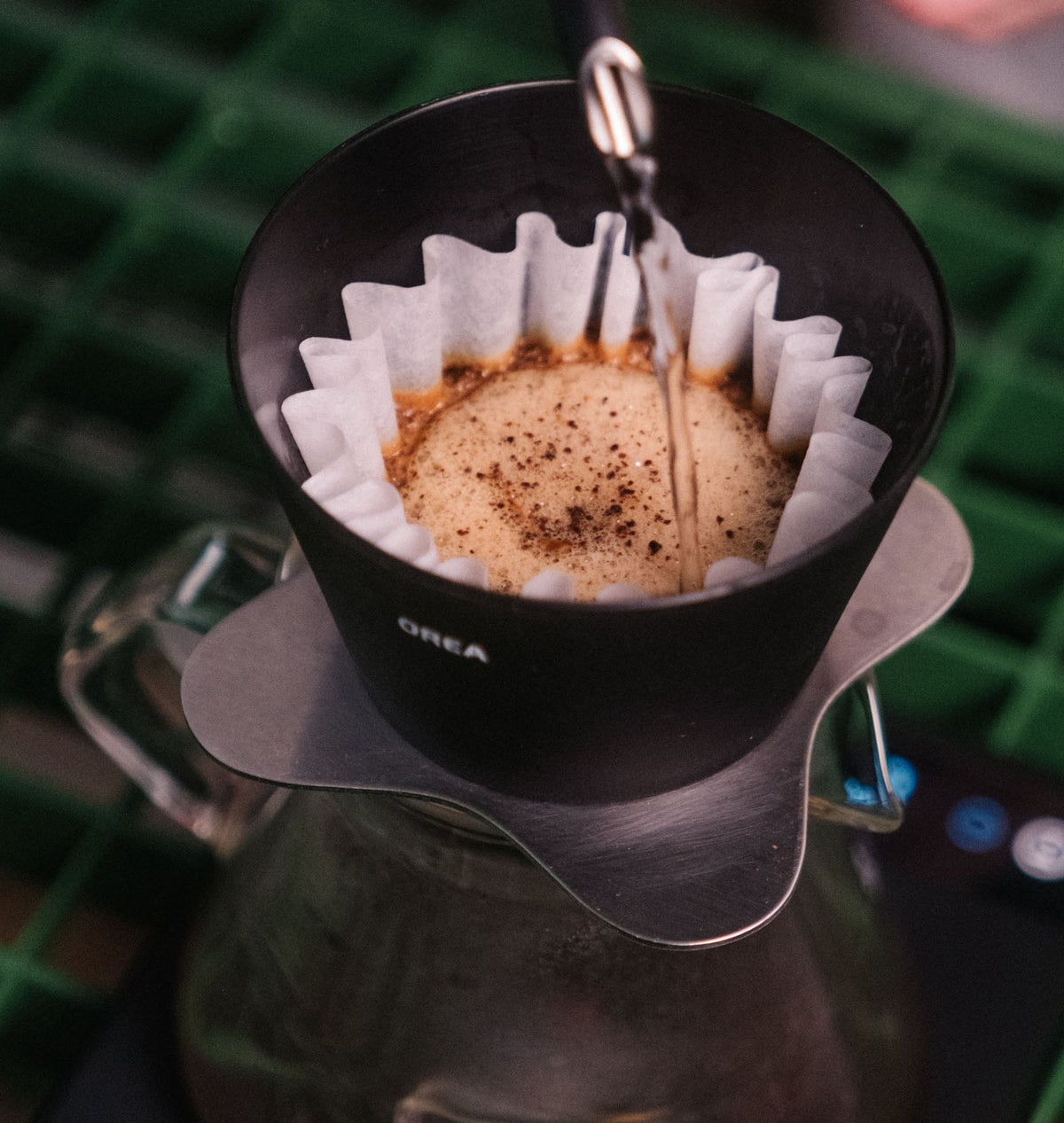 OREA Pour-Over Handfilter mit Papierfilter bei der manuellen Kaffeezubereitung – Kaffeezubehör